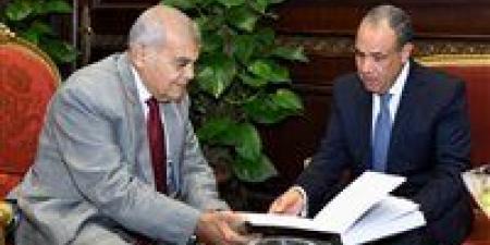 وزير
      الخارجية
      يلتقي
      رئيس
      مجلس
      الشيوخ