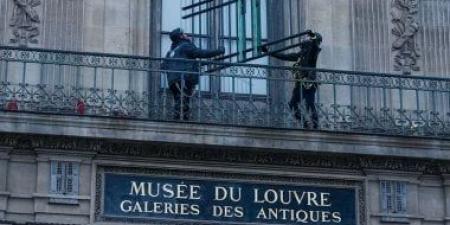 متحف اللوفر يضع حواجز حديدية على النافذة المستخدمة فى عملية السطو