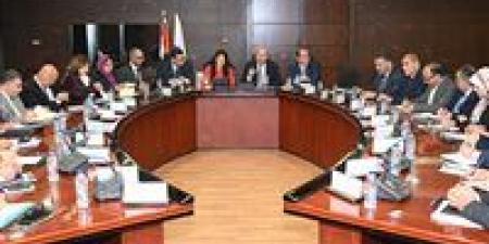 وزراء
الصناعة
والتخطيط
والإسكان
والمالية
يبحثون
تعزيز
منظومة
مرافق
المناطق
الصناعية
في
المحافظات