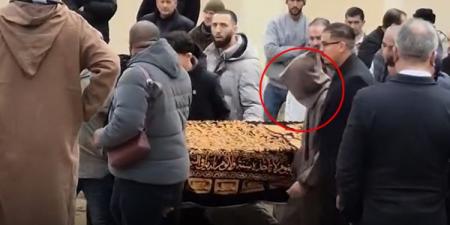 حكيم زياش يودّع شقيقه فى جنازة مؤثرة بمدينة بركان فى المغرب