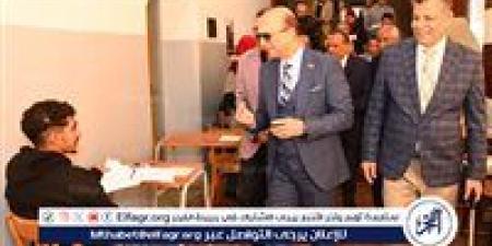 رئيس جامعة أسيوط يتفقد امتحانات الفصل الدراسي الأول بكلية الآداب