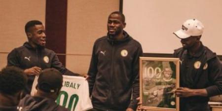 منتخب السنغال يكرم كوليبالي بعد المباراة الـ100 رغم الطرد أمام بنين .. صور