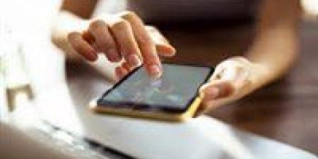 الأمريكيون وجيل Z يتصدران استخدام الهواتف: 4 ساعات يومياً في قبضة الشاشات