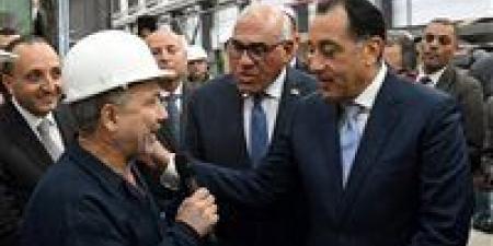 خلال زيارته لمصنع "سيماف".. رئيس الوزراء يجري حوارًا وديًا مع العاملين بالمصنع حول خطط التطوير الجديدة