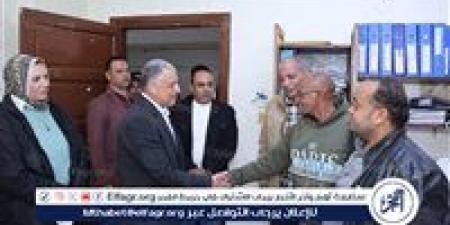 محافظ الإسماعيلية يتفقَّد مقر الوحدة المحلية لحي ثان لمتابعة سير العمل وتقديم التهنئة بالعام الجديد للعاملين بالحي