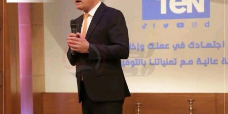 تقديرًا لجهودهم.. نشأت الديهي يكرّم أسرة قناة TEN