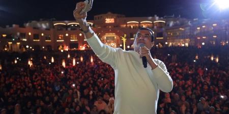 بـ 3 حفلات.. إيهاب توفيق يشعل حفلات رأس السنة بأغانيه الرومانسية (صور)