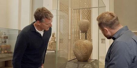 قطع أثرية تكشف أصول مصر القديمة فى معرض متحف أشموليان