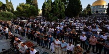 آلاف المواطنين يؤدون صلاة الجمعة بالمسجد الأقصى وسط إجراءات مشددة من الاحتلال