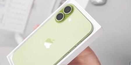 أحدث صيحات آبل.. ملصقات صغيرة على كاميرات iPhone 17 Pro