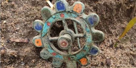 اكتشاف بروش نادر متعدد الألوان من العصر الرومانى فى بولندا