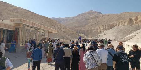 110 فتاة من المحافظات الحدودية في زيارة لوادي الملوك ضمن مشروع "أهل مصر"