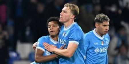 نابولي يستضيف فيرونا لمطاردة قطبي ميلان على صدارة الدوري الإيطالي