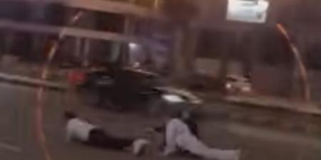 بيلعبوا ضغط في نص الطريق.. فيديو يثير غضب رواد «السوشيال ميديا» (فيديو)