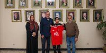 الخطيب يستجيب لطلب مشجع من ذوي الهمم بعد تأثره بخروج الأهلي من بطولة إفريقيا