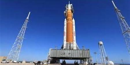 انطلاق مهمة تاريخية إلى القمر تعيد البشر إلى الفضاء السحيق بعد نصف قرن