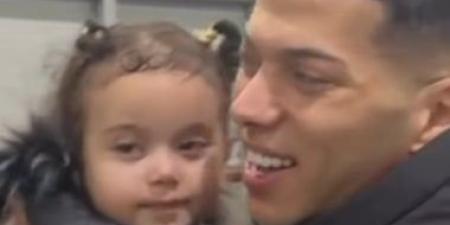 كتاليا إمام عاشور تخطف الأنظار بمطار القاهرة بعد عودة المنتخب من إسبانيا.. فيديو