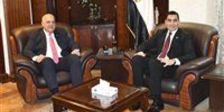 وزير الشباب والرياضة يبحث تطوير اتحاد الرماية والبطولات