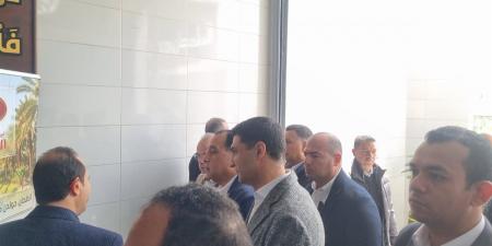 رئيس الوزراء يتفقد أحد مصانع تصنيع وتصدير التمور في المنطقة الاستثمارية ببنها