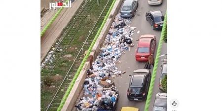 مخالفة صريحة في وضح النهار.. تروسيكل يفرغ القمامة على كوبري الجامعة (فيديو)