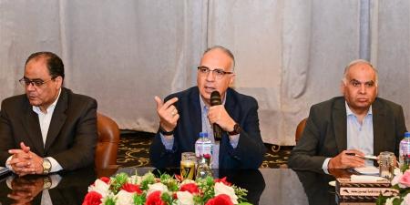 وزير الري يوجه بإنهاء تأهيل الترع بمراكز "حياة كريمة" وتطهير المساقي الخاصة