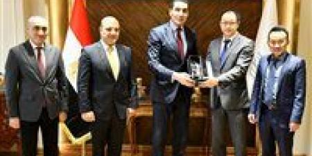 وزير الشباب والرياضة يبحث التعاون مع شركة تايشان للمعدات الرياضية