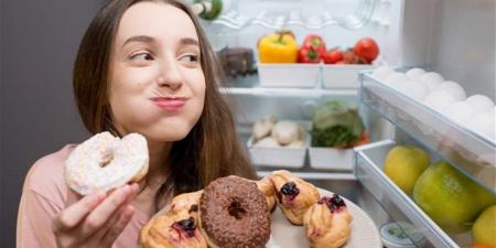 خلل بالجسم.. أسباب الرغبة الشديدة في تناول الحلويات والأطعمة النشوية