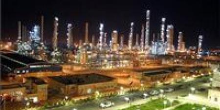 مصانع البتروكيماويات.. الرئة التي تتنفس منها طهران تحت نيران القصف