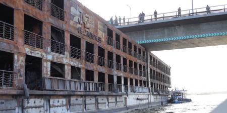 نجاح الجهود في تسيير باخرة نيلية علقت في الكمرة الرئيسية لكوبري دندرة بقنا