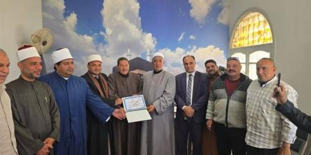 وكيل أوقاف الفيوم يكرّم حسن محمد علي لبلوغه سن المعاش