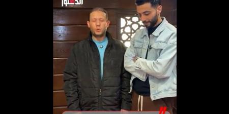 صوت من الجنة.. رجل يخطف القلوب بتلاوة القرآن الكريم (فيديو)