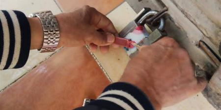 غلق وتشميع 10 منشآت تجارية غير مرخصة بكوم حمادة بالبحيرة