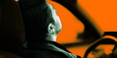 ضبط رجلا نائما خلف مقود تسلا أثناء القيادة الذاتية بعد تناول الكحول