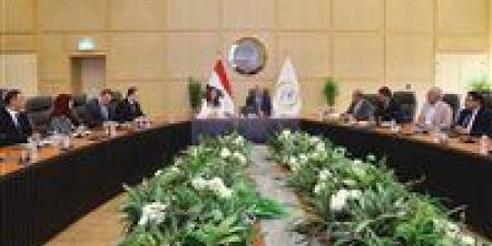 وزيرا النقل والإسكان يناقشان آلية تنظيم النقل في المجتمعات العمرانية الجديدة وربطه بوسائل النقل الجماعي المختلفة