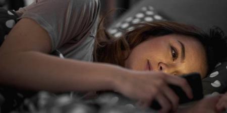 أخطاء يومية في استخدام الهاتف قد تدمّر صحة العمود الفقري