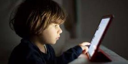 استخدام الموبايل لفترات طويلة وأثره على العين والرقبة