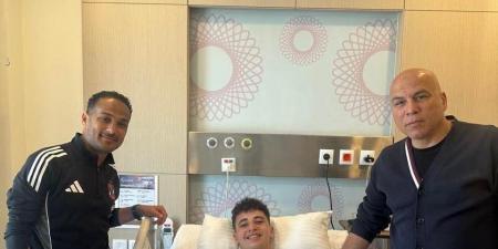 محمد يوسف والحاوي فى زيارة لنجم الأهلى الصاعد بالمستشفى