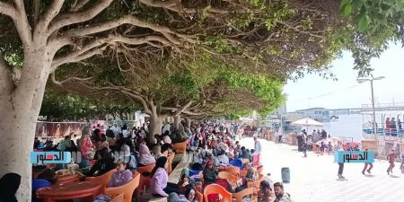 توافد المئات من المواطنين على حدائق ومتنزهات دسوق بكفر الشيخ للاحتفال بشم النسيم