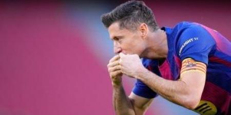 برشلونة يتحرك لتمديد عقد ليفاندوفسكي حتى 2027