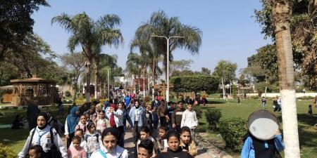 توافد المواطنين للاحتفال بعيد شم النسيم وسط حدائق القناطر الخيرية وتناول الأكلات الشعبية