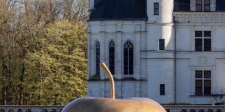 منحوتة التفاحة للفنانة كلود لالان تعرض للبيع بـ 7 ملايين يورو فى مزاد باريس