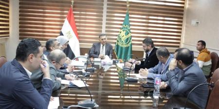 محافظ القليوبية يبحث استكمال مشروع استغلال ممشى النيل لإقامة مطاعم ومراكب عائمة