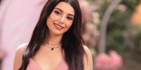 ماريتا الحلاني تلفت الأنظار في باريس بإطلالة سوداء