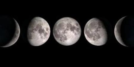 إضاءة القمر اليوم 1%.. تعرف على مرحلته وسبب اختفاءه