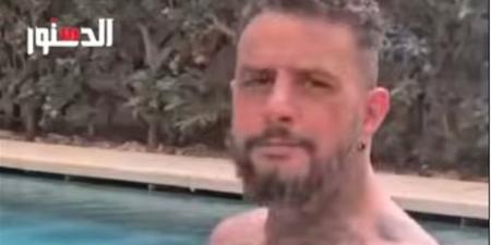 أحمد الفيشاوي يستعرض عضلاته وجسده المليء بـ"الوشم" في حمام السباحة (فيديو)