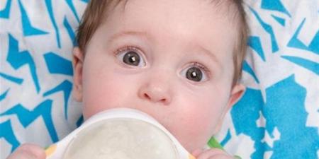 أفضل طرق تغذية الرضع في الصيف لتجنب الجفاف والمشاكل الصحية