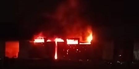 الدفع بـ 6 سيارات إطفاء للسيطرة على حريق مخزن فى القليوبية