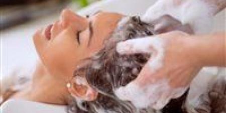 هل تغسلين شعرك يوميًا؟ بين الفوائد والاضرار… أطباء الجلدية يجيبون