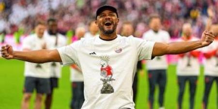 ببغاء الكوكاتو يخطف الأنظار في احتفالات بايرن ميونخ بلقب الدوري.. فيديو