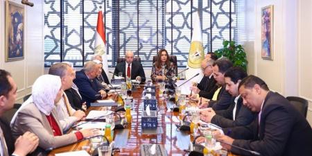 وزيرة البيئة تتابع مع محافظ الفيوم موقف خطة إعادة التوازن البيئي ببحيرة قارون